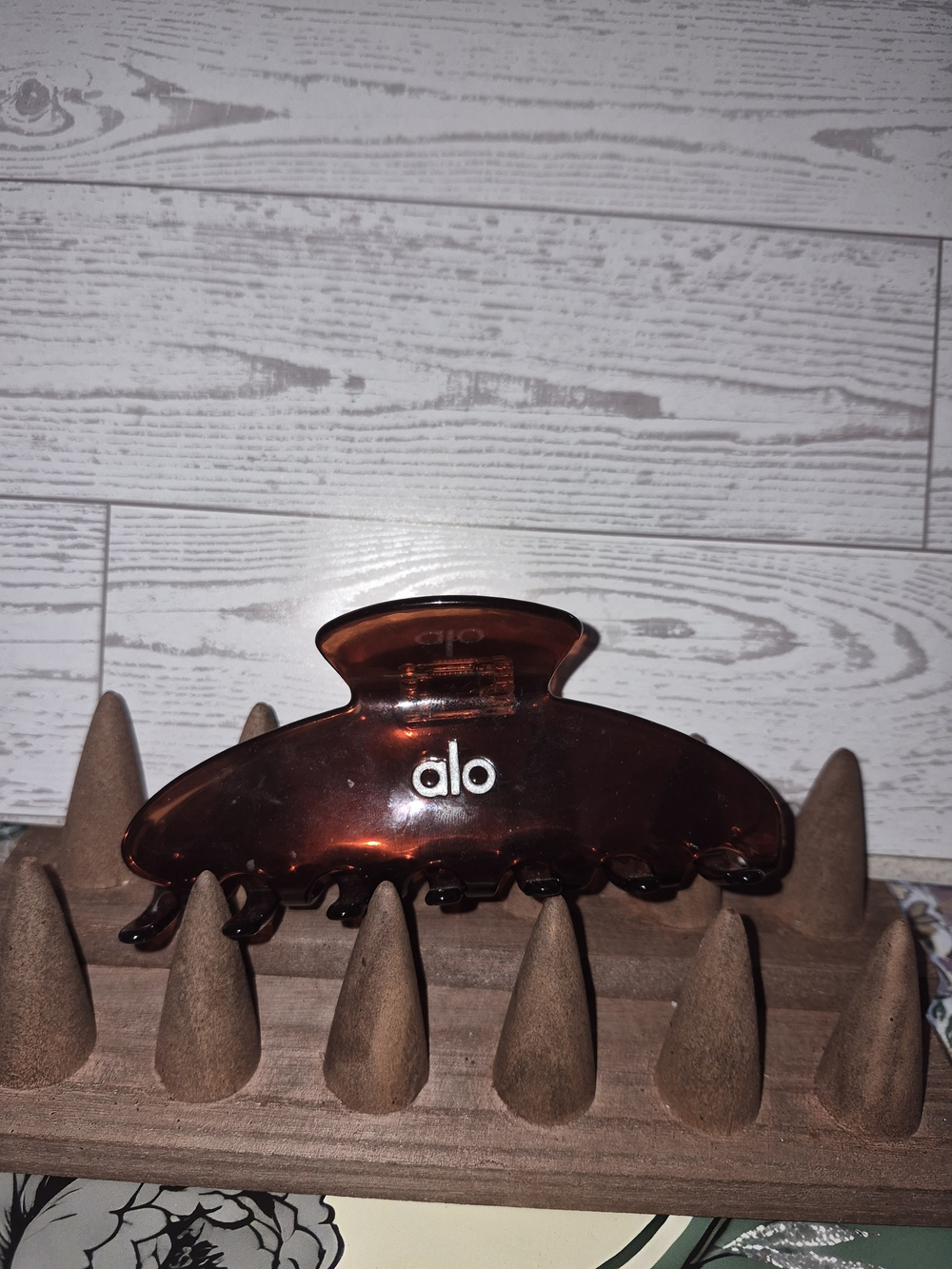ALO Yoga Amber Hair Claw Clip - Sleek Brown Home Accent
